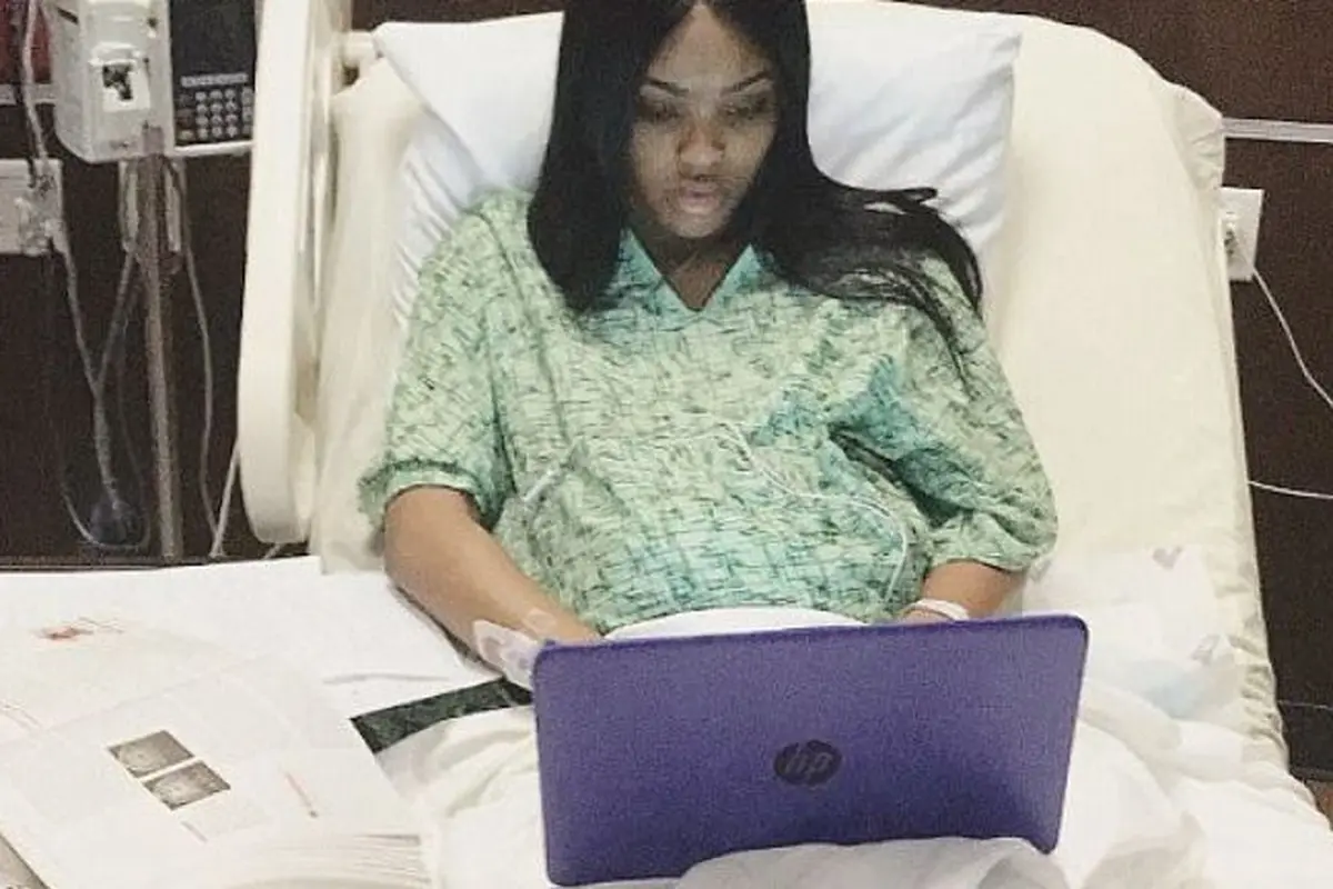 [Bintang] Akan Melahirkan, Wanita Ini Tak Berhenti Main Laptop, Ternyata...