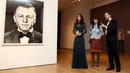 Direktur galeri Nicholas Cullinan menjelaskan tentang pameran Portrait Gala 2017 kepada Kate Middleton di National Portrait Gallery, London (28/3). (Neil Hall/Pool photo via AP)