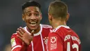 Gelandang Bayern Munchen, Corentin Tolisso, berbincang dengan Rafinha saat pertandingan melawan Schalke pada laga Bundesliga, di Stadion Veltins, Selasa (20/9/2017). Bayern Munchen menang 3-0 atas Schalke. (AFP/Patrik Stollarz)