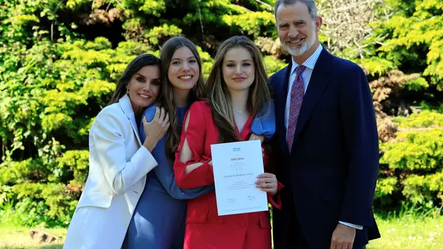 Putri Leonor dari Spanyol mengenakan kalung emas bertuliskan Love (cinta) dalam bahasa Arab, membuat beberapa anggota media Spanyol berspekulasi siapa yang memberikannya. (Twitter/CasaReal)