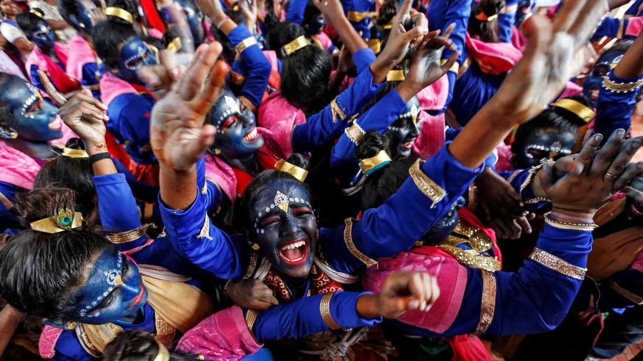Sambut Kelahiran Dewa Krishna, Para Siswa Lumuri Wajah Dengan Cat Biru