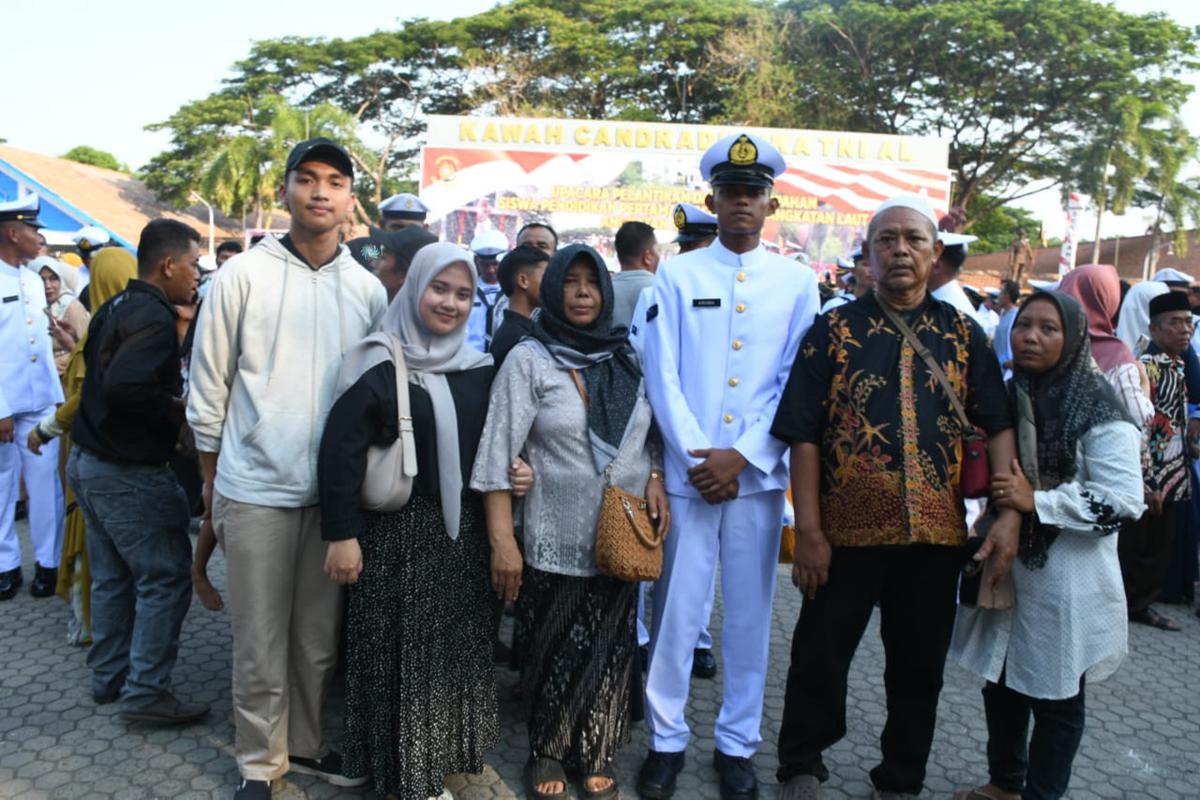 Kld POM Krisna Setya Budi, ulusan terbaik siswa Dikmata TNI AL 44/1