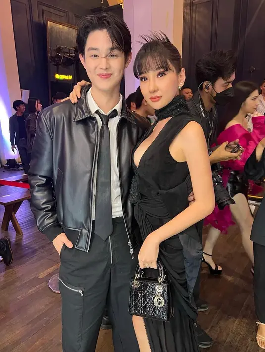 Kali ini kompak mengenakan outfit hitam, Lucinta Luna tampak merangkul Gabriel Prince. Gabriel Prince dijuluki oppanya Indonesia karena wajahnya yang sangat mirip aktor-aktor Korea. Foto: Instagram.