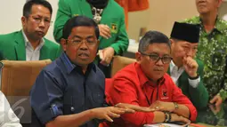 Sekjen Golkar Idrus Marham (kiri)  Sekjen PDIP Hasto Kristiyanto (kedua kanan) hadir bersama pengurus partai pendukung Ahok-Djarot di Pilgub DKI 2017 berkumpul di kantor DPP PPP di Jalan Diponegoro,  Jakarta, Rabu (1/3). (Liputan6.com/Faizal Fanani)