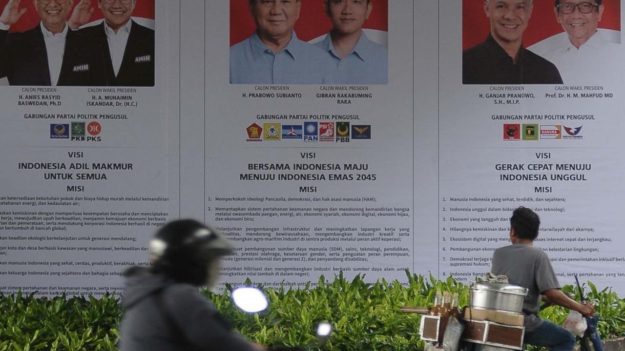 FOTO: Penampakan Surat Suara Pilpres 2024 Raksasa Hiasi Perempatan Kuningan-Mampang