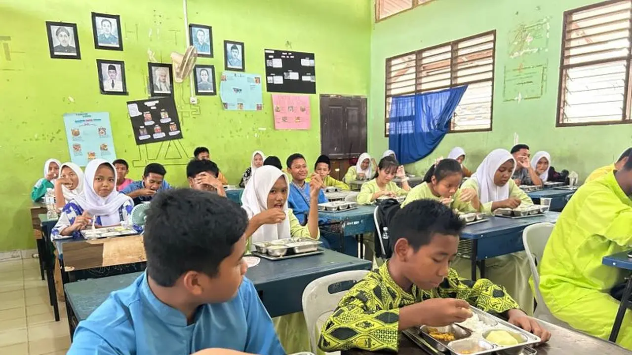 Program Makan Bergizi Gratis di SMP Negeri 8 Batam disukai siswa, tapi porsinya dinilai kurang. Semur ayam, tempe mendoan, dan buah segar jadi menu favorit. (ANTARA/Laily Rahmawaty)