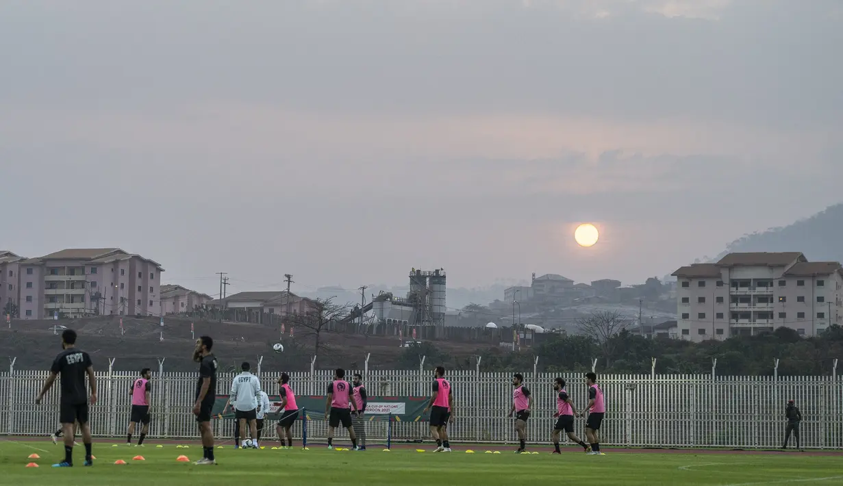 Para pemain Mesir menghadiri sesi latihan di lampiran stadion Olembe di Yaounde (1/2/2022). Mesir akan bertanding melawan Kamerun pada babak semifinal Piala Afrika (CAN) 2021. (AFP/Charly Triballaeau)