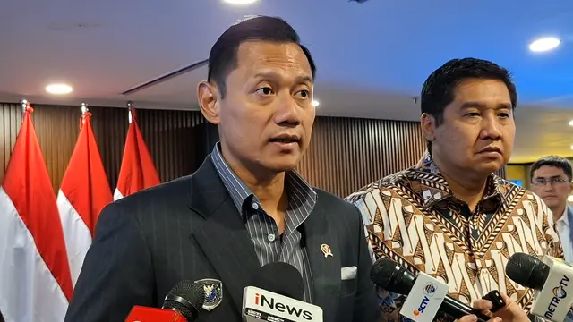 Menteri Koordinator Bidang Infrastruktur dan Pembangunan Kewilayahan, Agus Harimurti Yudhoyono (AHY) di Kantor Kemenko IPK, Jakarta, Kamis (11/12/2025). (Liputan6.com/Arief)