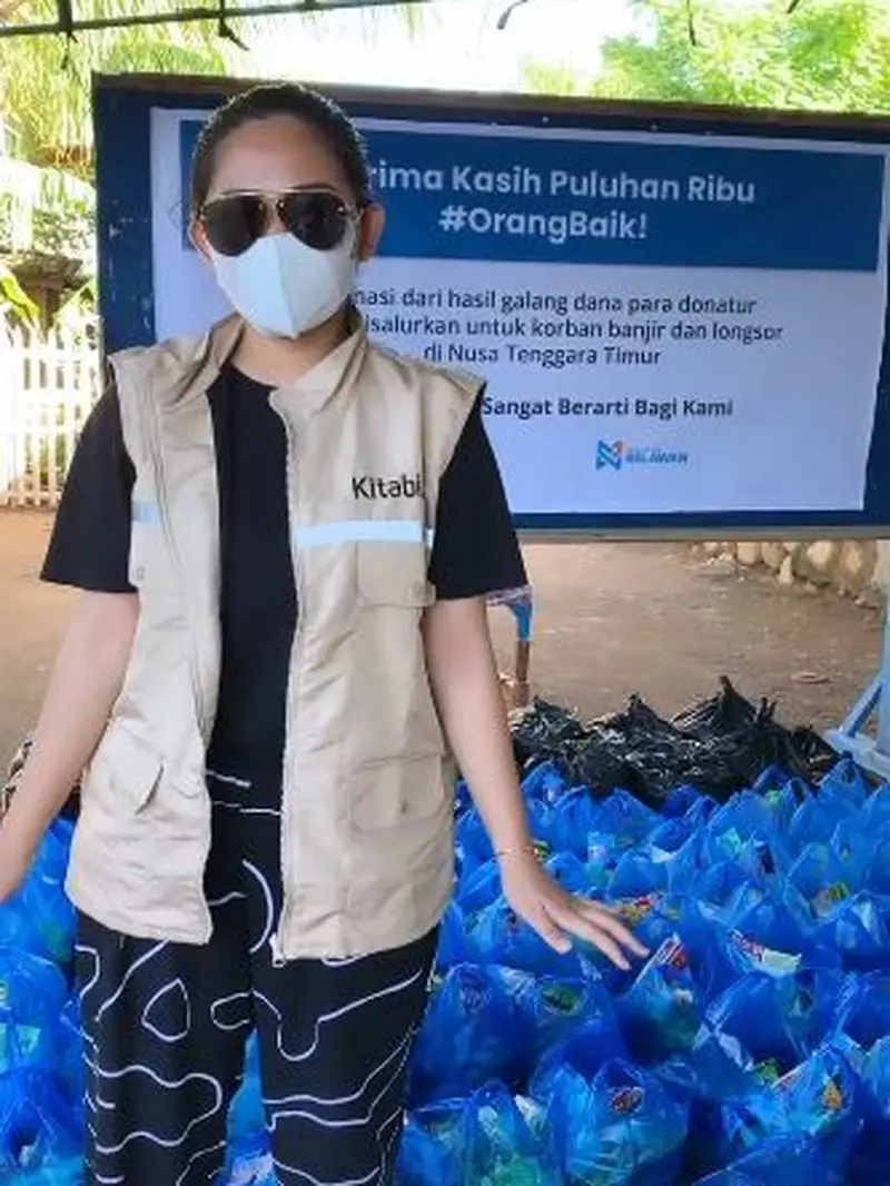 6 Potret Rachel Vennya Berikan Bantuan Korban Banjir NTT, Tuai Pujian