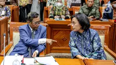 Menteri Koordinator Bidang Politik, Hukum, dan Keamanan Mahfud MD (kiri) bersama Menteri Keuangan Sri Mulyani mengikuti rapat dengar pendapat umum (RDPU) bersama Komisi III DPR di Kompleks Parlemen, Senayan, Jakarta, Selasa (11/4/2023). (Liputan6.com/Faizal Fanani)