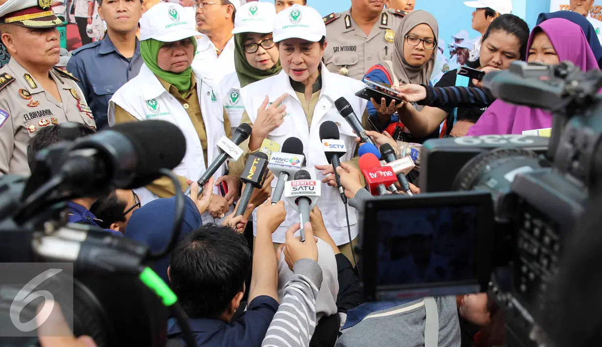 Menkes, Nila F Moeloek memberikan keterangan kepada awak media usai apel Siaga Bidang Kesehatan Mudik Lebaran Tahun 2015/1436 H di Gedung Kemenkes, Jakarta, Selasa (30/6/2015).  . (Liputan6.com/Helmi Afandi)