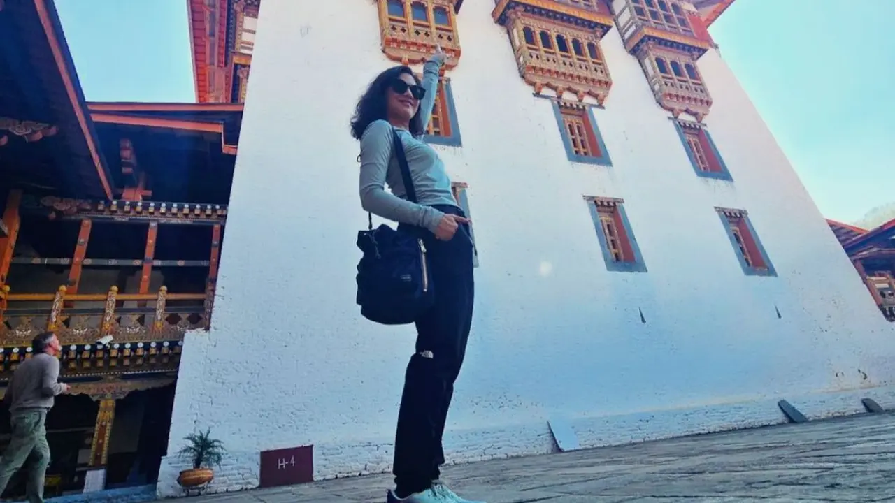 Dian Sastrowardoyo yang sedang liburan ke Bhutan (Instagram/@therealdisastr)