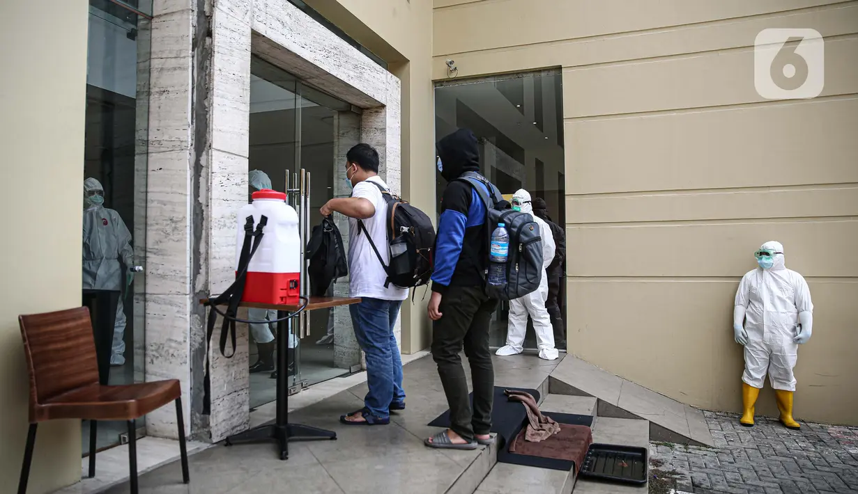 Pasien tanpa gejala Covid-19 yang diantar dengan ambulans tiba di Hotel U Stay Mangga Besar, Jakarta, Senin (28/9/2020). Sebagian pasien tanpa gejala mulai diisolasi di hotel untuk mengantisipasi daya tampung Rumah Sakit Darurat Wisma Atlet yang semkain padat. (Liputan6.com/Faizal Fanani)