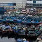 Kapal nelayan bersandar di Pelabuhan Muara Baru, Jakarta, Senin (10/10). Lebih dari 60 perusahaan, ratusan kapal nelayan dan kapal ikan tak beroperasi dan tutup sebagai bentuk protes kenaikan uang sewa lahan sampai 450 persen (Liputan6.com/Gempur M Surya)