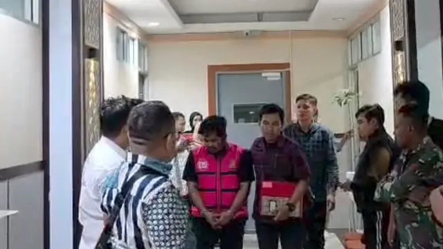 Kejati Sulsel) menangkap seorang jaksa gadungan berinisial AM alias Pung bersama seorang PPPK Paruh Waktu Balai Penataan Bangunan, Prasarana, dan Kawasan Sulawesi Selatan (BPBPK Sulsel) berinisial R.