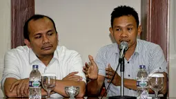Pelatih Daud Yordan, Damianus Yordan (kanan) saat jumpa pers di Hotel Bidakara, Jakarta, Kamis (7/5/2015). Damianus menjelaskan duel nanti untuk mempertahankan gelar juara Ad Interim kelas ringan WBO Asia-Pasifik. (Liputan6.com/Yoppy Renato)