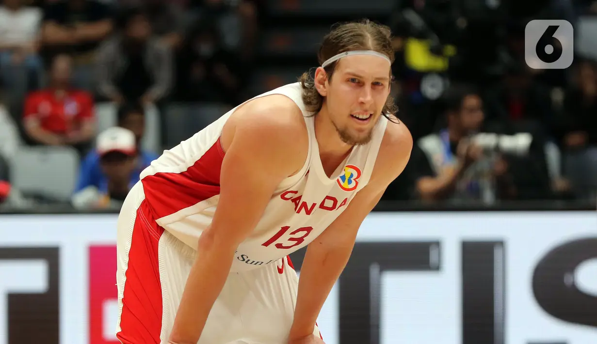 Pemain timnas basket Kanada, Kelly Olynyk saat melawan Latvia pada laga terakhir penyisihan Grup H FIBA World Cup 2023 di Indonesia Arena, Gelora Bung Karno, Jakarta, Selasa (29/8/2023). (Liputan6.com/Helmi Fithriansyah)