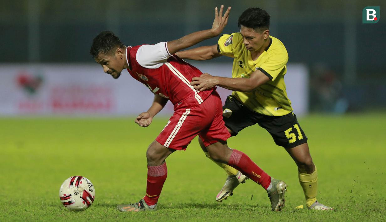 Gelandang Persija Jakarta, Ramdani Lestaluhu, (kiri), berebut bola dengan pemain Barito Putera, Alif Jaelani, pada laga perempat final Piala Menpora 2021 di Stadion Kanjuruhan, Sabtu (10/4/2021). Persija menang dengan skor 1-0. (Bola.com/Arief Bagus)