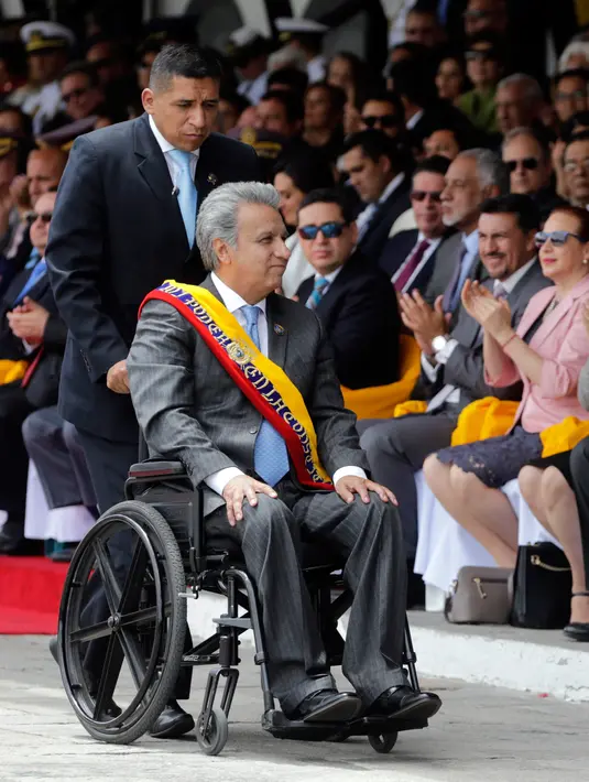 Presiden Ekuador Lenin Moreno mengenakan kursi roda saat menghadiri upacara militer Hari Kemerdekaan di Quito, Ekuador, (10/8). Ekuador diumumkan Hari Kemerdekaannya pada 10 Agustus 1809. (AP Photo/Dolores Ochoa)