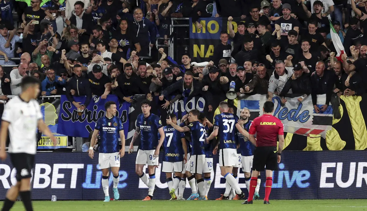 Pemain Inter Milan Lautaro Martinez (tengah tak terlihat) melakukan selebrasi usai mencetak gol ke gawang Spezia pada pertandingan Serie A di Stadion Alberto Picco, Spezia, Italia, 15 April 2022. Inter Milan menang 3-1. (Tano Pecoraro/LaPresse via AP)