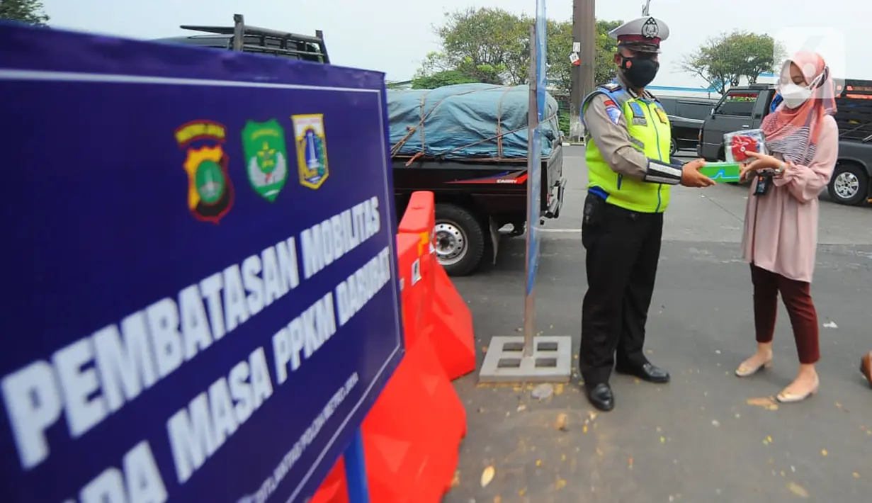 Pegawai BTN membagikan makanan dan hand sanitizer kepada petugas yang menjaga area penyekatan di kawasan Samsat Daan Mogot, Jakarta, Kamis (22/07/2021). Sampai dengan 15 Juli 2021, Bank BTN telah menyalurkan dana Bansos dari Kementerian Sosial senilai Rp433,77 miliar. (Liputan6.com) 