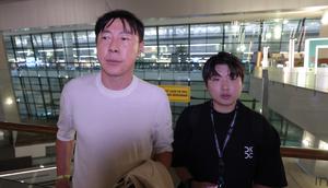 Shin Tae-yong dan Jeong Seok-seo (Jeje) di Terminal 3 Bandara Soekarno-Hatta, Tangerang, Minggu (14/12/2025). (Bola.com/Abdul Aziz)