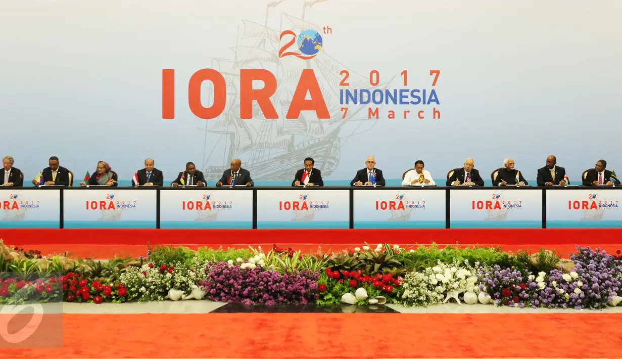 Presiden Joko Widodo (tengah) bersama delegasi dari sejumlah negara menandatangani Jakarta Concord dalam KTT Indian Ocean Rim Association (IORA) 2017 di Jakarta Convention Center, Jakarta, Selasa (7/3). (Liputan6.com/Angga Yuniar)