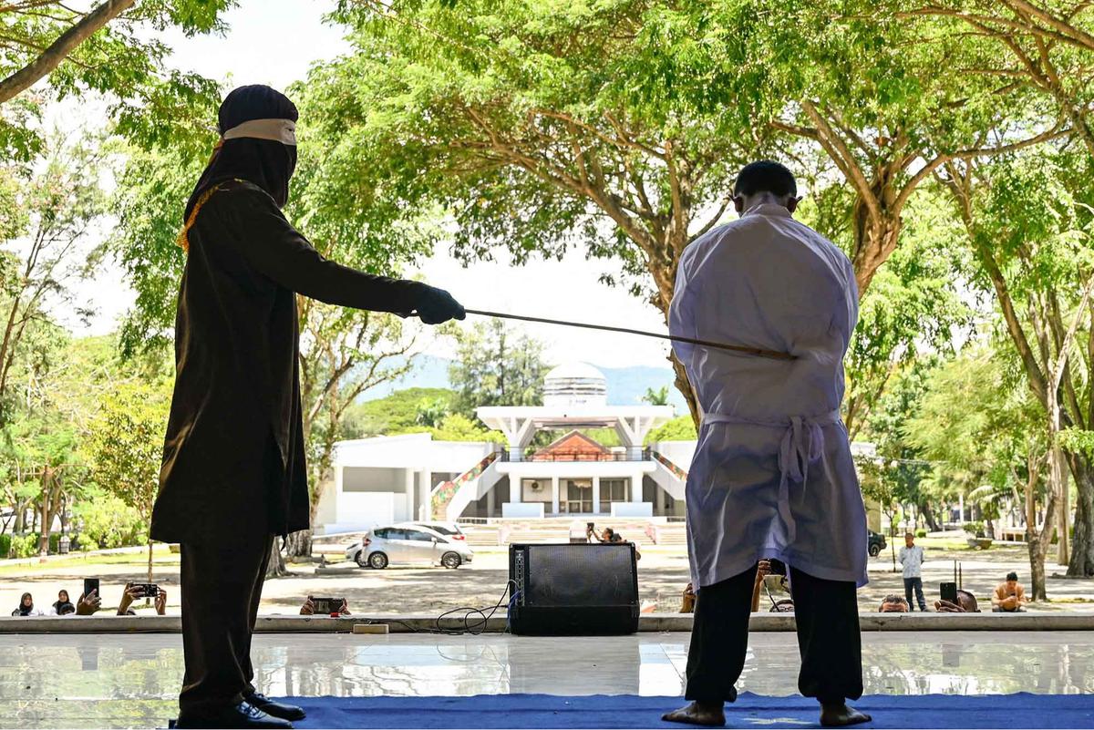 FOTO: 10 Terpidana Dicambuk di Banda Aceh, Termasuk Pasangan Sesama Jenis