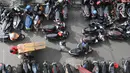 Aktivitas warga dan pekerja di parkiran Blok G Tanah Abang, Jakarta, Jumat (27/4). Pemprov DKI sebelumnya berencana memindahkan para pedagang ke parkiran Blok F. Namun, usulan tersebut ditolak para pedagang. (Liputan6.com/Arya Manggala)