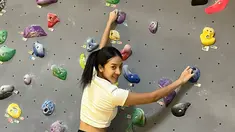 Olahraga panjat dinding, bukanlah sebuah olahraga yang mudah. Olahraga ini membutuhkan konsentrasi dan stamina yang tinggi agar bisa bertahan dan tetap bisa memanjat ke atas dengan segala rintangannya. Dalam menjalani olahraga ini Anya Geraldine mencobanya dengan banyak selebriti wanita lainnya. (Liputan6.com/IG/@anyageraldine)