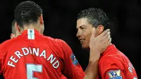 Cristiano Ronaldo dan Rio Ferdinand saat keduanya masih berbaju Manchester United pada 2009. (AFP PHOTO/ANDREW YATES.)