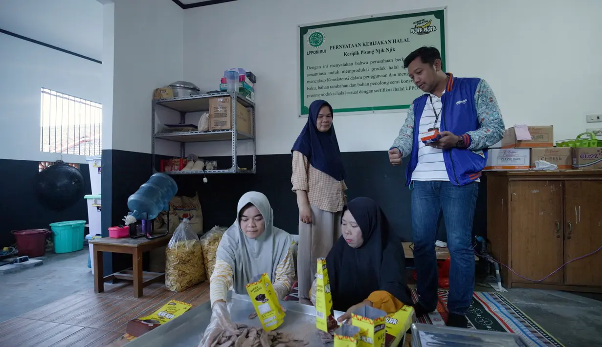 BUMDes Kelawi kemudian mendapat banyak saran dari berbagai pihak termasuk BRI untuk menjadikan sampah memiliki nilai berharga. Bahkan pembayaran kepada masyarakat dari hasil pengumpulan sampah tidak berbentuk tunai melainkan ditransfer. "Masyarakat mengumpulkan sampah-sampahnya yang dapat dijual dan selanjutnya kami dari pengelola keliling menimbang dan membayar mereka melalui tabungan BRI," kata Rian kepada tim Jelajah Merdeka saat berkunjung di Desa Kelawi pada awal Juni 2024. (Foto: Dok BRI)