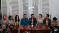 Gubernur Jawa Barat Ridwan Kamil menerima kedatangan pemeran dan tim produksi film Dilan 1991. (Huyogo Simbolon)