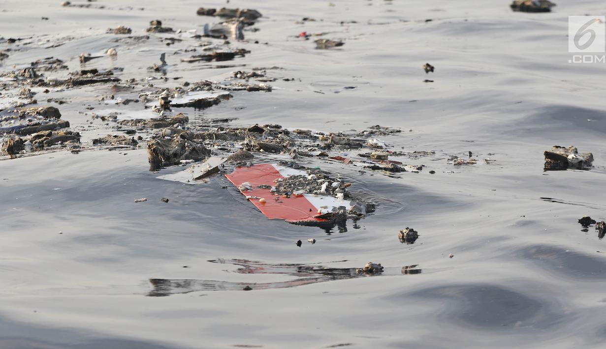 Serpihan pesawat Lion Air JT 610 mengambang setelah jatuh di laut utara Tanjung Pakis, Jawa Barat, Senin (29/10). Pesawat membawa 178 penumpang dewasa, 1 anak-anak, 2 bayi, dan 7 awak pesawat. (Liputan6.com/Herman Zakharia)