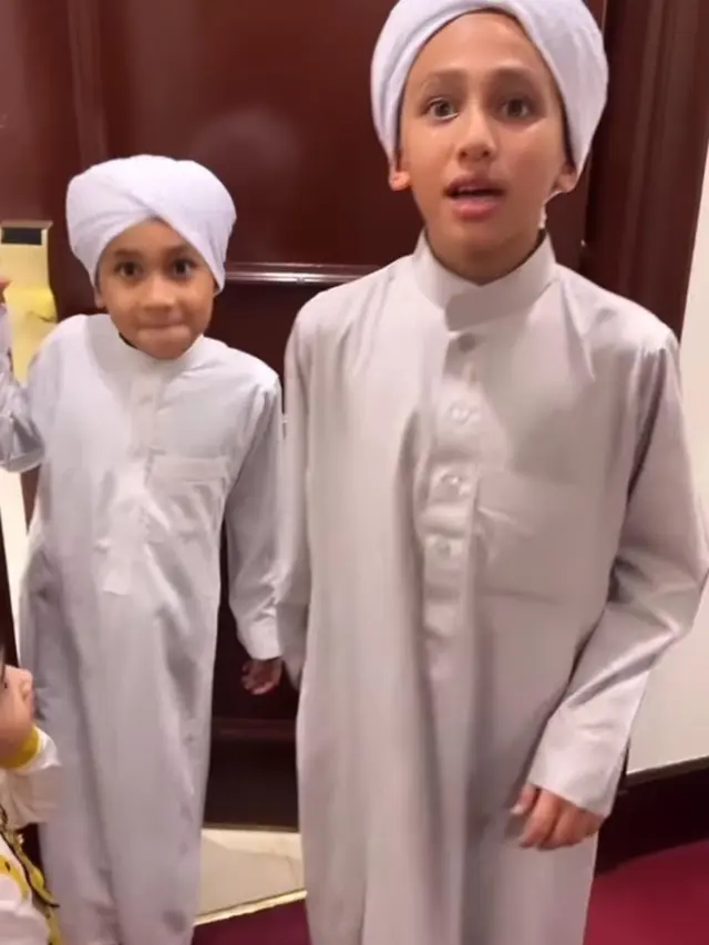 Potret Kartika Putri Umrah Bareng Anak, Tangan Suami Jadi Sorotan