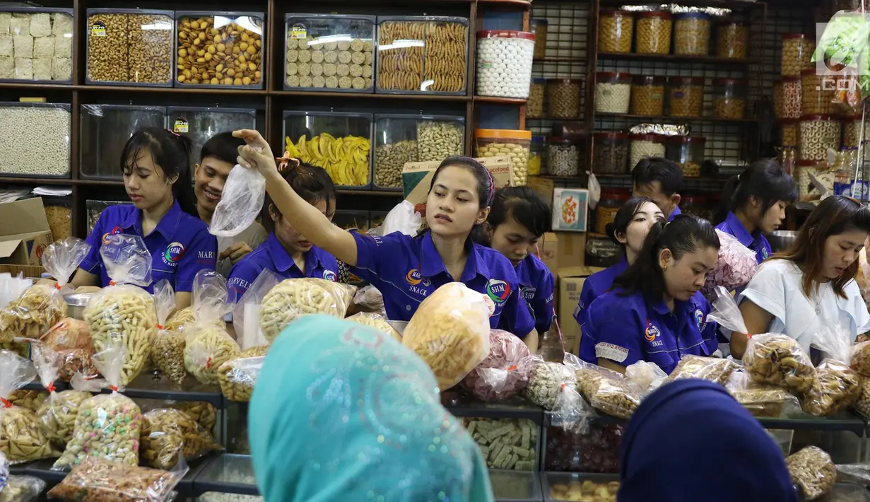 Jelang Idul Fitri sejumlah toko kue kering di kawasan Jatinegara ramai didatangi pembeli, Jakarta, Jumat (16/6). Kue kering siap saji menjadi alternatif bagi warga yang tidak sempat membuat kue sendiri. (Liputan6.com/Immanuel Antonius)