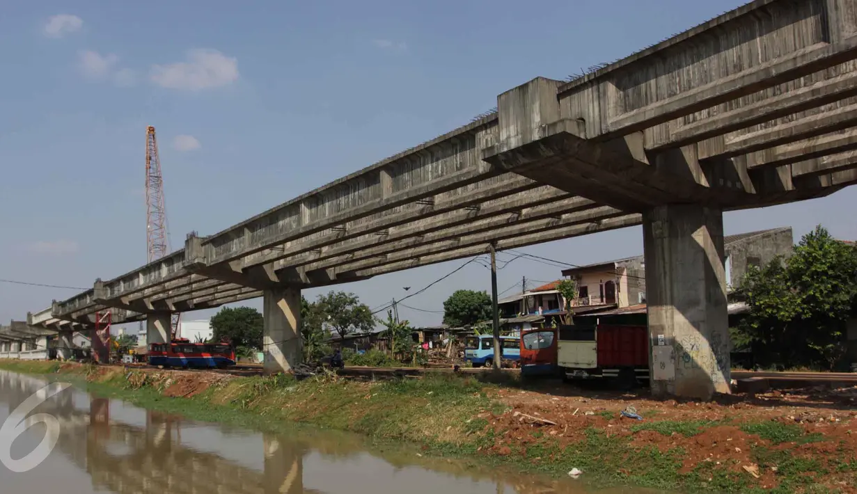 Suasana penyelesaian pembangunan proyek jalan tol Bekasi-Cawang-Kampung Melayu (Becakayu) di Kalimalang, Jakarta, Sabtu (27/6). Pengerjaan proyek tersebut dikebut untuk mengantisipasi kemacetan ketika musim mudik. (Liputan6.com/Johan Tallo)