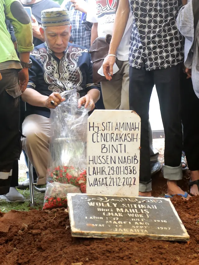 [Fimela] Suasana Pemakaman Aminah Cendrakasih