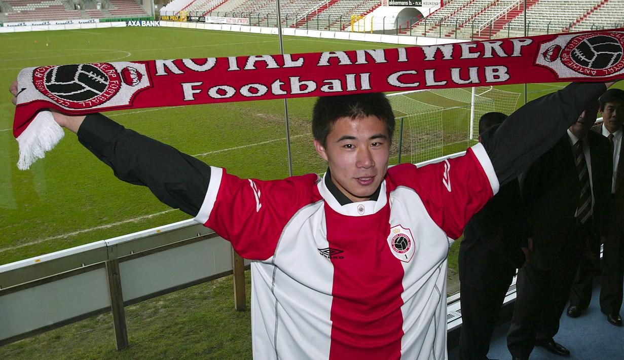 Akibat tak mendapat tempat di tim utama, Manchester United langsung meminjamkan Dong Fangzhuo ke Royal Antwerp selama 3 musim hingga pertengahan musim 2006/2007. Ia total tampil dalam 57 laga dengan torehan 34 gol dan 3 assist selama masa peminjaman tersebut. (AFP/Belga/Peter De Voecht)