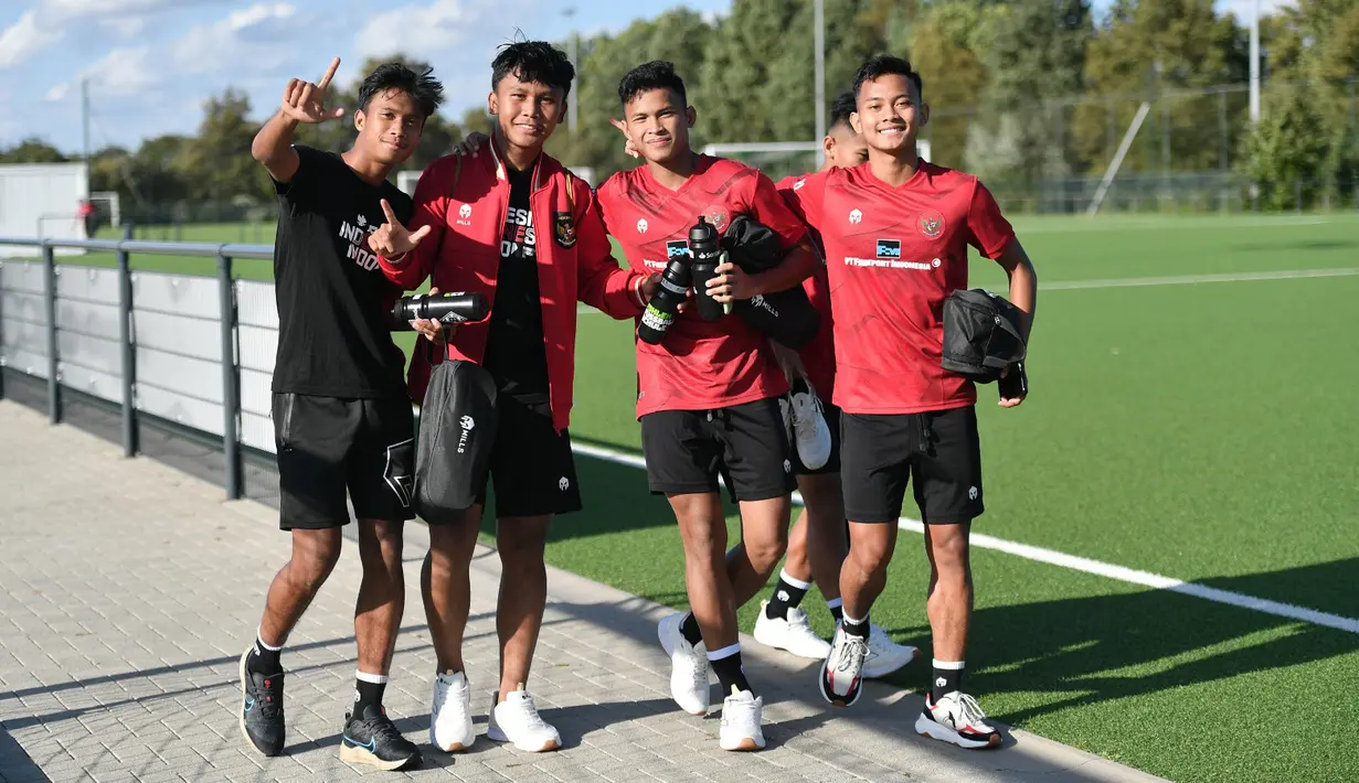 Sejumlah pemain Timnas Indonesia U-17 berpose saat tiba untuk melakukan latihan perdana di Borussia-Park Training Ground, Jerman, Selasa (19/9/2023). Garuda Asia bakal menimba ilmu selama sebulan lebih sebagai persiapan untuk Piala Dunia U-17 2023. (Dok. PSSI)