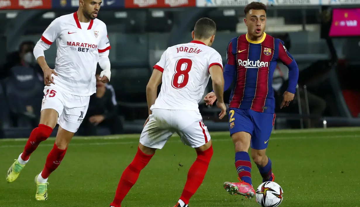 Bek Barcelona, Sergino Dest mengumpan bola saat bertanding melawan Sevilla pada pertandingan leg kedua babak semifinal Copa del Rey di stadion Camp Nou, Spanyol, Kamis (4/3/2021). Sebelumnya, Barcelona kalah dengan skor 0-2 pada leg pertama. (AP Photo/Joan Monfort)