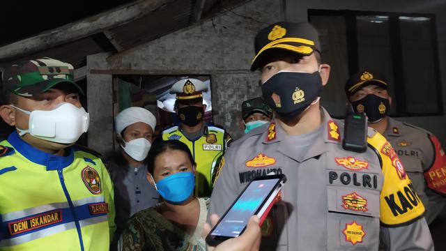 Wakil Ketua Satgas Covid-19 AKBP Wirdhanto didampingi Dandim 0611 Garut Letkol Deni Iskandar memberikan penjelasannya kepada media mengenai kegiatan bansos untuk warga miskin di kampung Batu Susun, Desa Sukahati Kecamatan Cilawu, Garut, Jawa Barat.