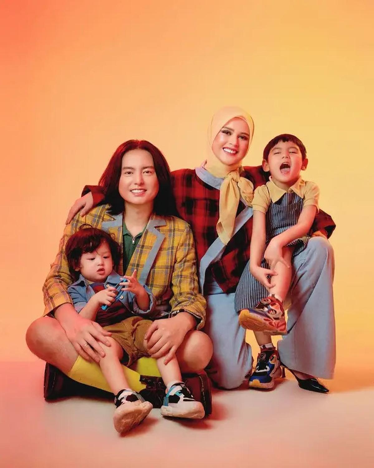 Shaquille dan Jourell tampil serasi dengan busana berwarna biru-kuning dari Sabine and Heem.<br>