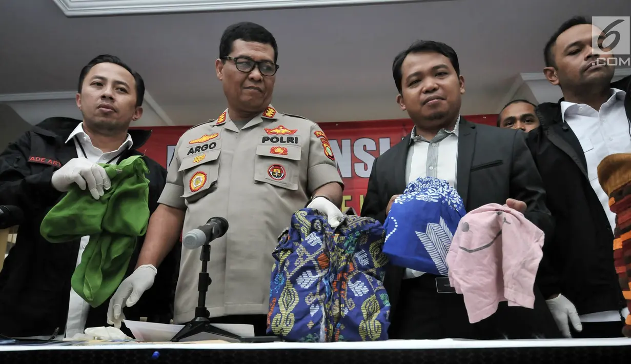 Kabid Humas Polda Metro Jaya Kombes Argo Yuwono menunjukkan barang bukti saat rilis pengungkapan kasus penculikan balita ASA (3) di Mapolda Metro Jaya, Senin (15/4). Balita ASA, korban penculikan di Masjid Al Amin Bintara Jaya Bekasi, ditemukan di Stasiun Pasar Senen. (merdeka.com/ Iqbal S. Nugroho)