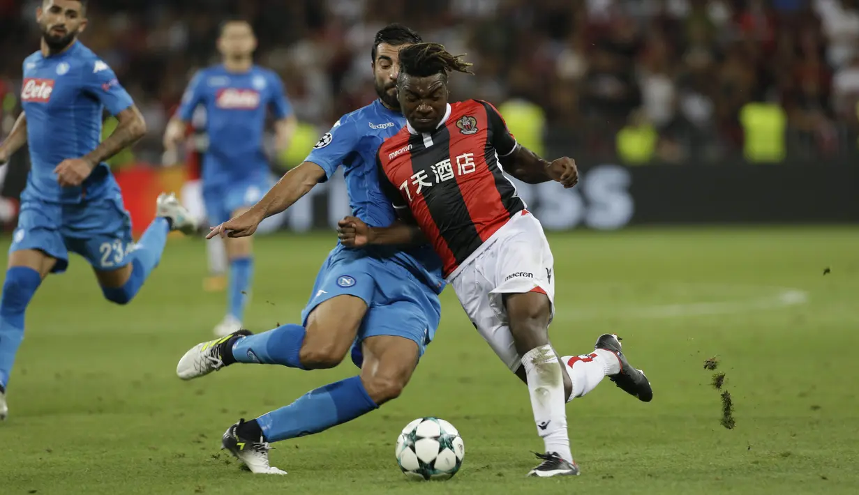 Pemain Nice, Allan Saint-Maximin (kanan) mencoba melewati adangan pemain Napoli, Raul Albiol pada leg kedua kualifikasi Liga Champions di Stadion Allianz Riviera, Nice (22/8/2017). Napoli menang agregat 4-0. (AP/Claude Paris)