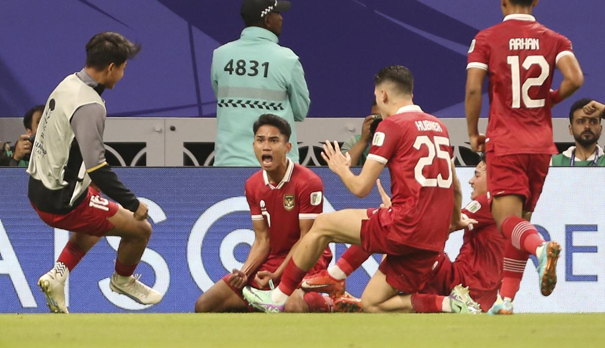 Gelandang serang Timnas Indonesia, Marselino Ferdinan menjadi pemain termuda kelima pada ajang Piala Asia 2023. Pemain yang kini tengah menjalani musim kedua bersama klub kasta kedua Liga Belgia, KMSK Deinze ini berusia 19 tahun, 4 bulan dan 6 hari saat diturunkan Timnas Indonesia menghadapi Irak pada laga pertama Grup D Piala Asia 2024 (15/1/2024) yang berakhir dengan kekalahan 1-3. (AP Photo/Hussein Sayed)