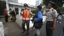 Petugas keamanan melarang wartawan untuk mengambil gambar di depan Kantor Kedubes AS, Jakarta, Selasa (14/6). wartawan mengalami kesulitan untuk meliput aksi simpatik yang dilakukan komunitas GKSI. (Liputan6.com/Immanuel Antonius)
