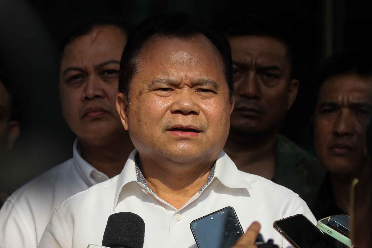 Eks Dirjen Imigrasi Ronny F Sompie usai diperiksa KPK terkait kasus Harun Masiku