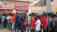Calon penonton mulai mengantri untuk mendapatkan tiket Pusamania Borneo FC vs Persib Bandung di Stadion Segiri, Samarinda, Minggu (20/9/2015). (Bola.com/M. Ridwan)