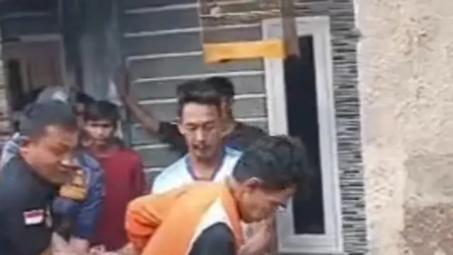 Pria yang diduga ODGJ diamankan setelah membuat resah warga. (Liputan6.com/Fira)